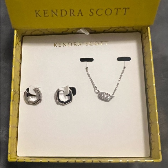 Brand new!! Kendra Scott  GFT SET a pair of earrings hoops and a necklace - Picture 1 of 8